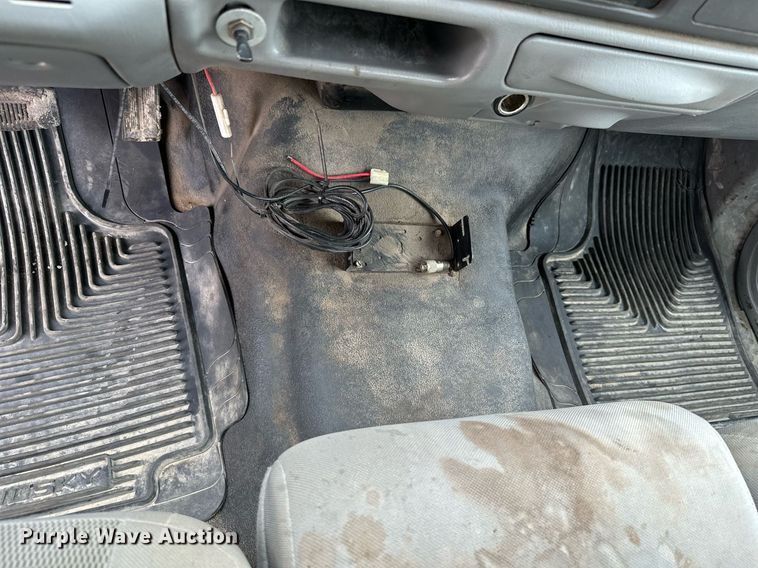 image for item MB9636 2004 Ford F250 Super Duty  Crew Cab flatbed pickup truck