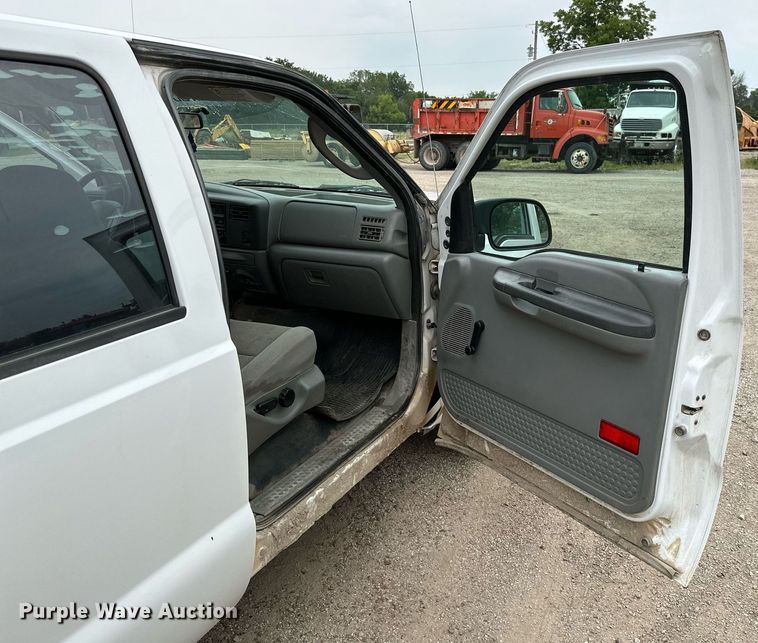 image for item MB9636 2004 Ford F250 Super Duty  Crew Cab flatbed pickup truck