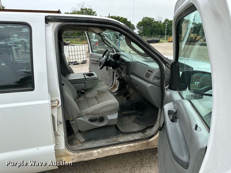 image for item MB9636 2004 Ford F250 Super Duty  Crew Cab flatbed pickup truck