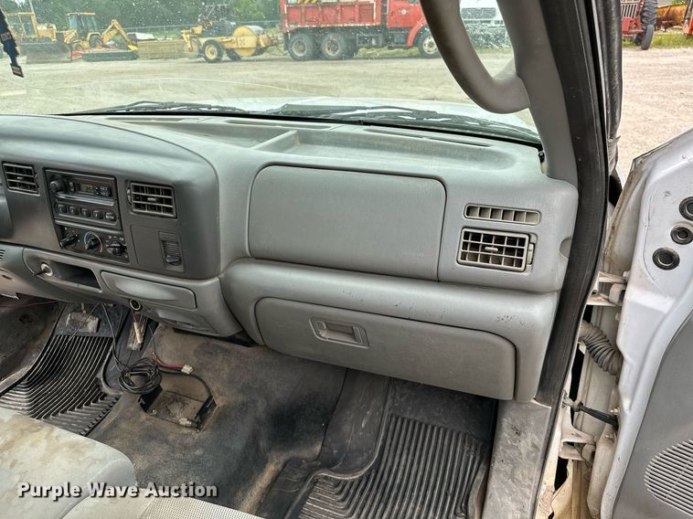 image for item MB9636 2004 Ford F250 Super Duty  Crew Cab flatbed pickup truck