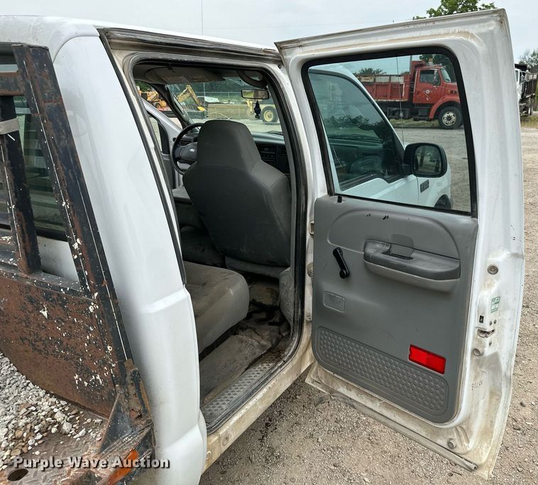 image for item MB9636 2004 Ford F250 Super Duty  Crew Cab flatbed pickup truck