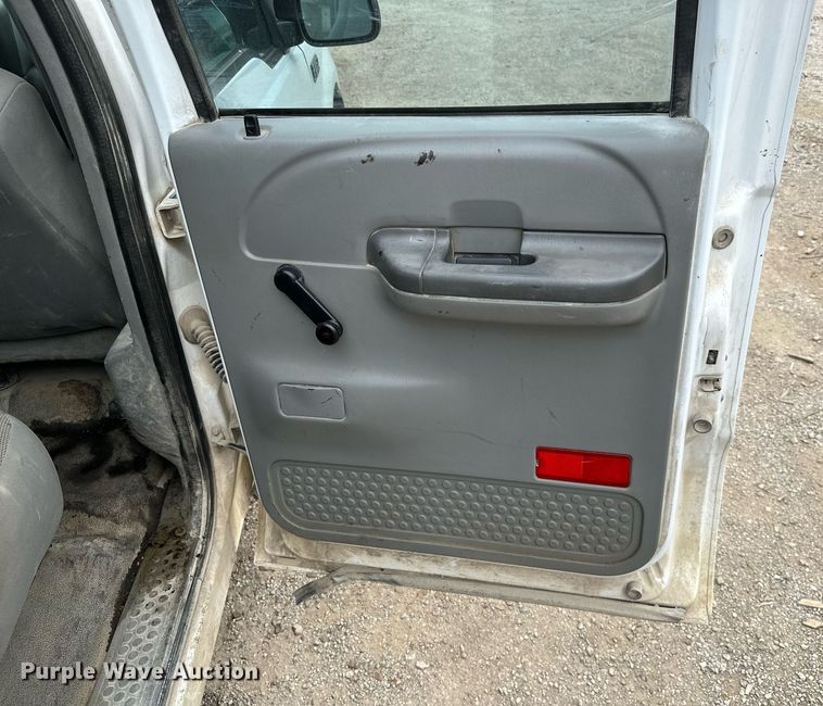 image for item MB9636 2004 Ford F250 Super Duty  Crew Cab flatbed pickup truck