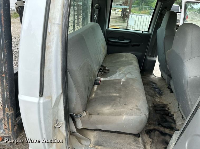 image for item MB9636 2004 Ford F250 Super Duty  Crew Cab flatbed pickup truck