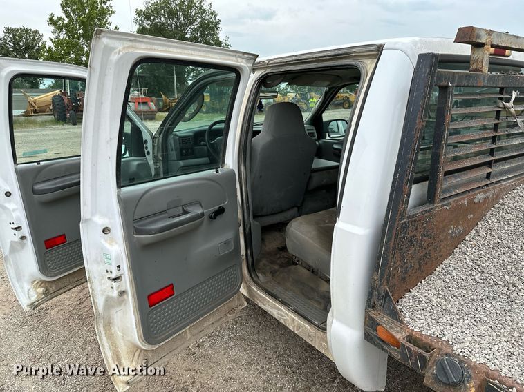 image for item MB9636 2004 Ford F250 Super Duty  Crew Cab flatbed pickup truck