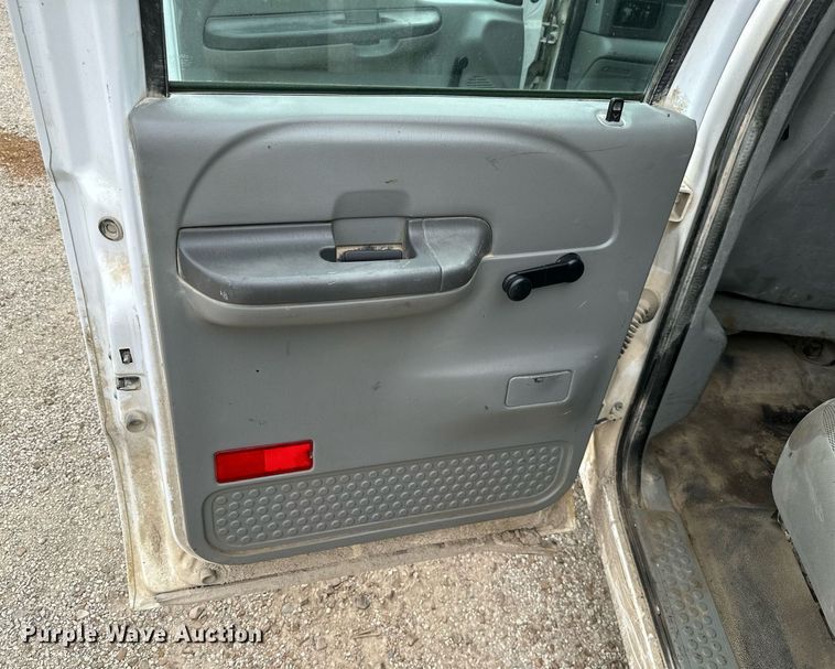 image for item MB9636 2004 Ford F250 Super Duty  Crew Cab flatbed pickup truck