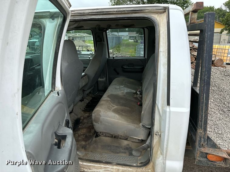 image for item MB9636 2004 Ford F250 Super Duty  Crew Cab flatbed pickup truck