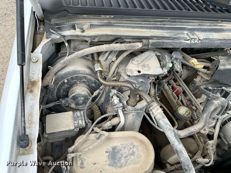 image for item MB9636 2004 Ford F250 Super Duty  Crew Cab flatbed pickup truck