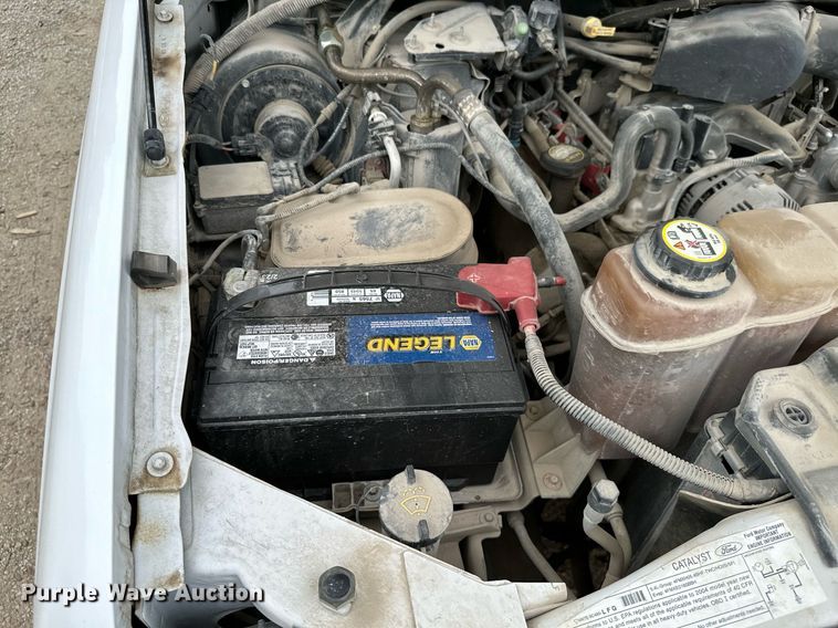 image for item MB9636 2004 Ford F250 Super Duty  Crew Cab flatbed pickup truck