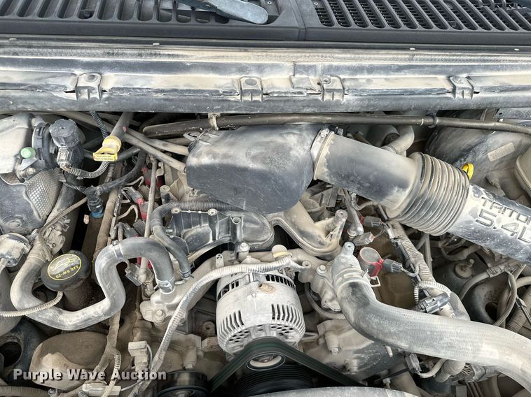 image for item MB9636 2004 Ford F250 Super Duty  Crew Cab flatbed pickup truck