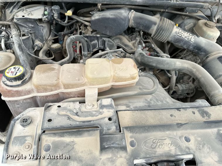 image for item MB9636 2004 Ford F250 Super Duty  Crew Cab flatbed pickup truck