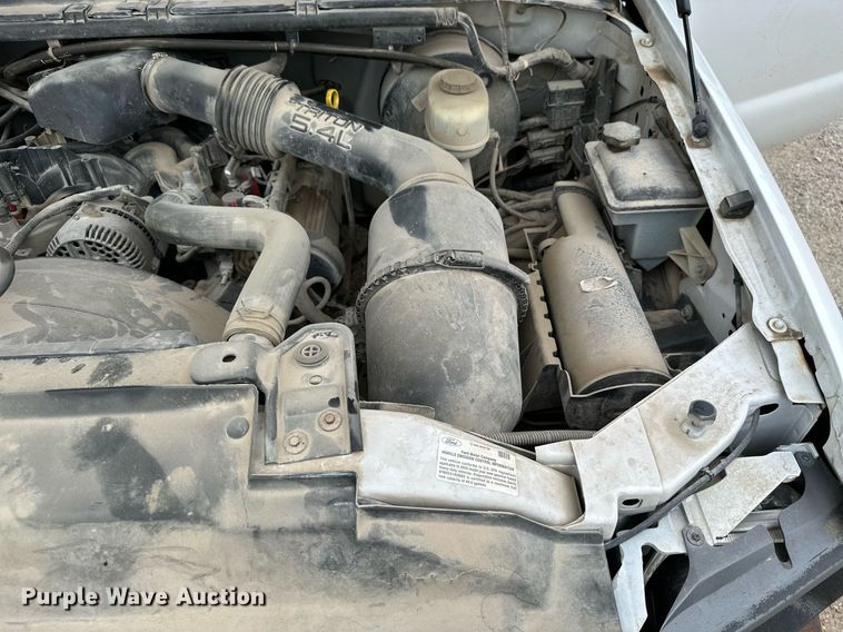 image for item MB9636 2004 Ford F250 Super Duty  Crew Cab flatbed pickup truck