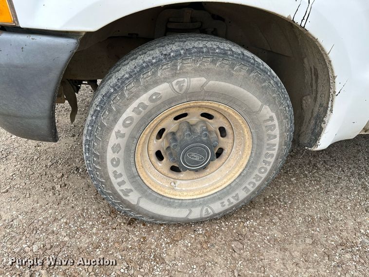 image for item MB9636 2004 Ford F250 Super Duty  Crew Cab flatbed pickup truck