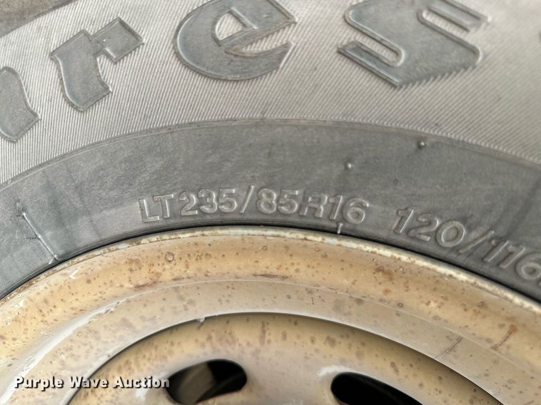 image for item MB9636 2004 Ford F250 Super Duty  Crew Cab flatbed pickup truck