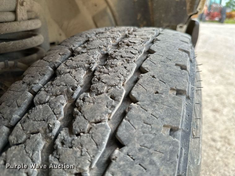 image for item MB9636 2004 Ford F250 Super Duty  Crew Cab flatbed pickup truck