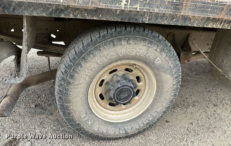 image for item MB9636 2004 Ford F250 Super Duty  Crew Cab flatbed pickup truck