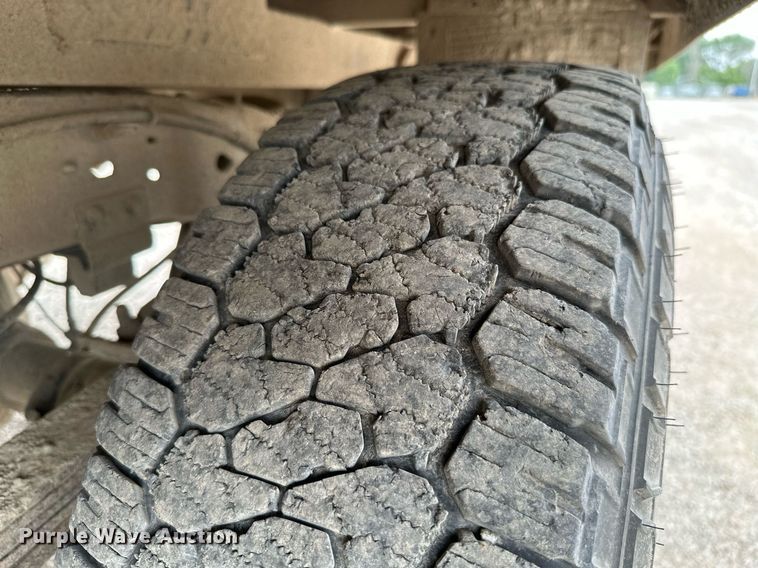 image for item MB9636 2004 Ford F250 Super Duty  Crew Cab flatbed pickup truck