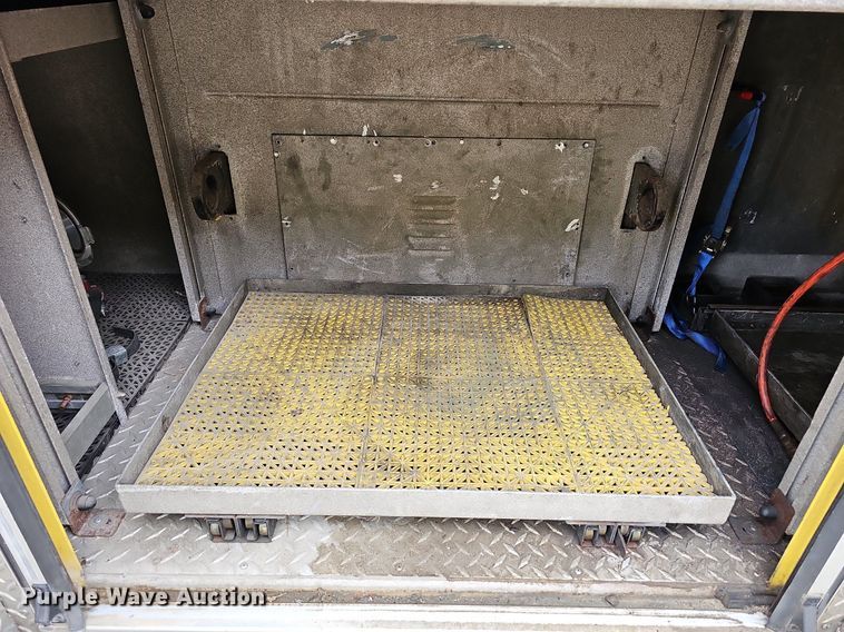 image for item MB9991 1999 Pierce Tilt Cab  pumper fire truck