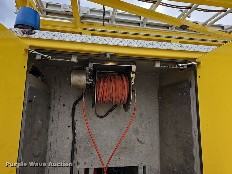 image for item MB9991 1999 Pierce Tilt Cab  pumper fire truck