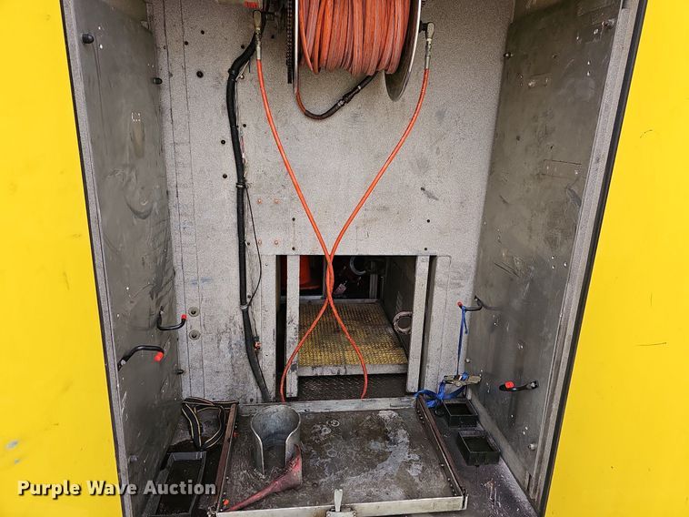 image for item MB9991 1999 Pierce Tilt Cab  pumper fire truck