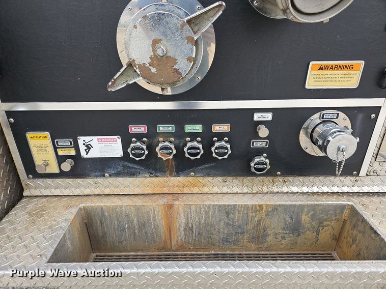 image for item MB9991 1999 Pierce Tilt Cab  pumper fire truck