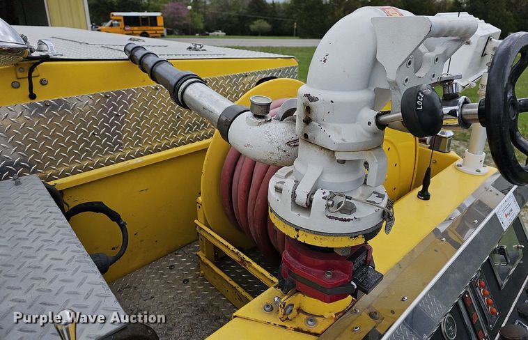 image for item MB9991 1999 Pierce Tilt Cab  pumper fire truck