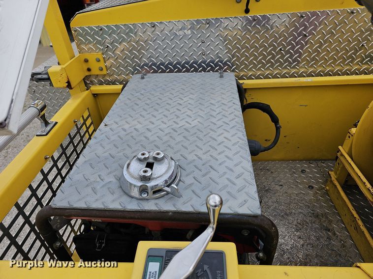 image for item MB9991 1999 Pierce Tilt Cab  pumper fire truck