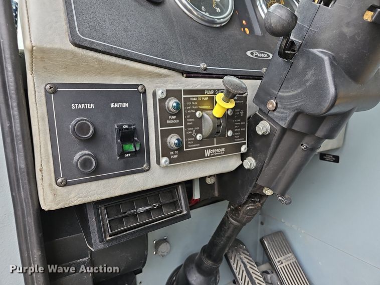 image for item MB9991 1999 Pierce Tilt Cab  pumper fire truck