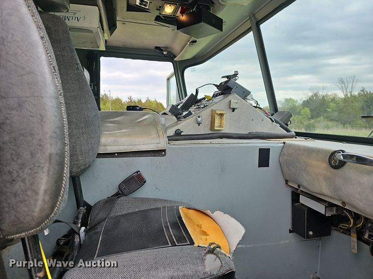 image for item MB9991 1999 Pierce Tilt Cab  pumper fire truck