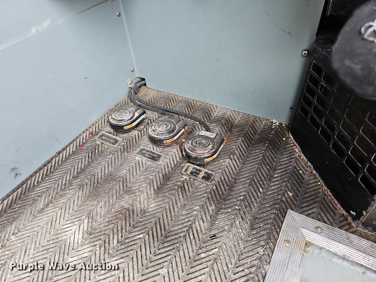 image for item MB9991 1999 Pierce Tilt Cab  pumper fire truck