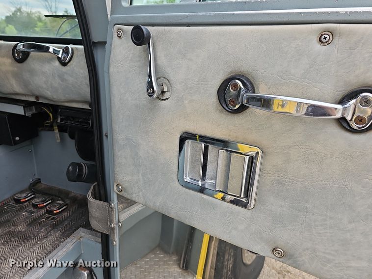 image for item MB9991 1999 Pierce Tilt Cab  pumper fire truck