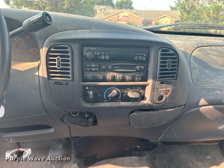 image for item MG9955 2003 Ford F150 XL  pickup truck