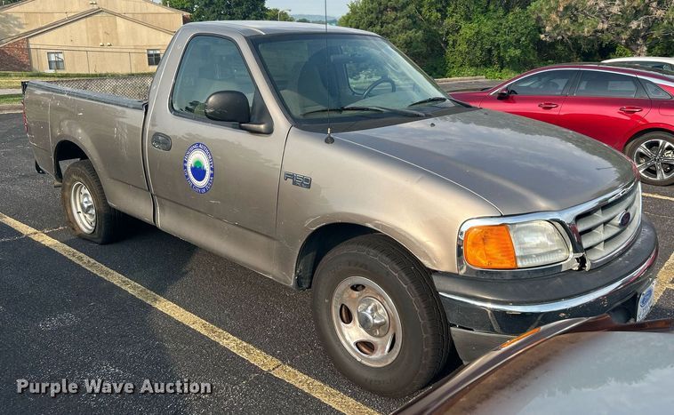 image for item MG9956 2004 Ford F150 XL  pickup truck