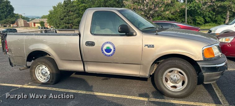 image for item MG9956 2004 Ford F150 XL  pickup truck