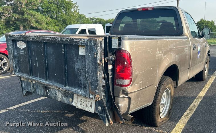 image for item MG9956 2004 Ford F150 XL  pickup truck