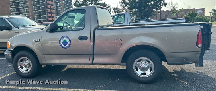 image for item MG9956 2004 Ford F150 XL  pickup truck