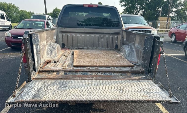 image for item MG9956 2004 Ford F150 XL  pickup truck