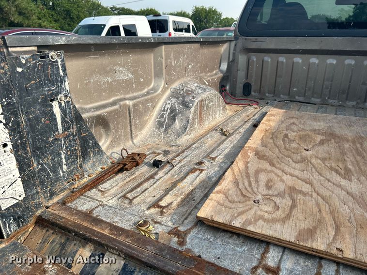 image for item MG9956 2004 Ford F150 XL  pickup truck