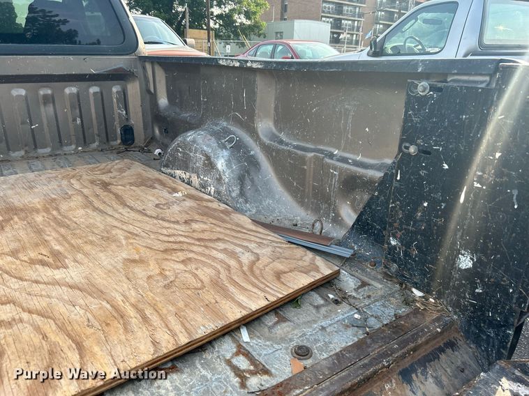 image for item MG9956 2004 Ford F150 XL  pickup truck