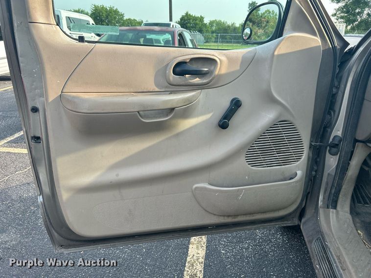 image for item MG9956 2004 Ford F150 XL  pickup truck