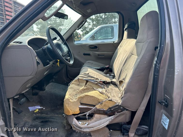 image for item MG9956 2004 Ford F150 XL  pickup truck