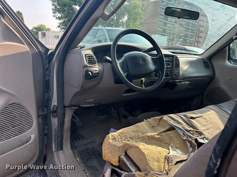 image for item MG9956 2004 Ford F150 XL  pickup truck