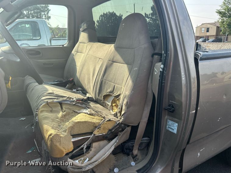 image for item MG9956 2004 Ford F150 XL  pickup truck