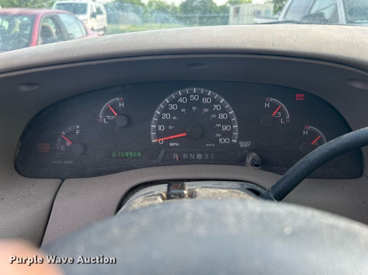 image for item MG9956 2004 Ford F150 XL  pickup truck