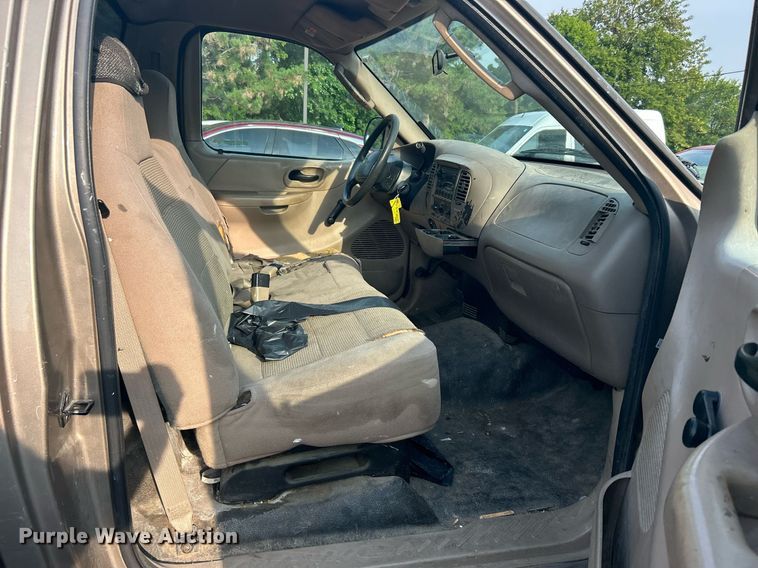 image for item MG9956 2004 Ford F150 XL  pickup truck