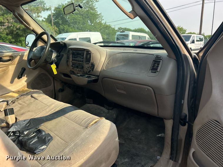 image for item MG9956 2004 Ford F150 XL  pickup truck