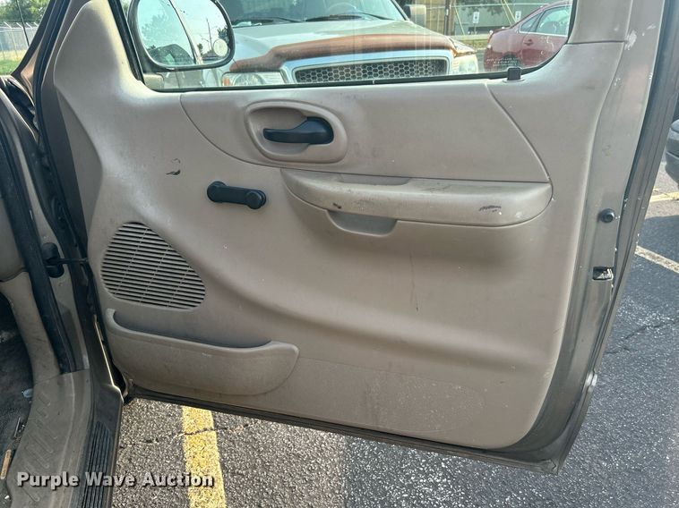 image for item MG9956 2004 Ford F150 XL  pickup truck