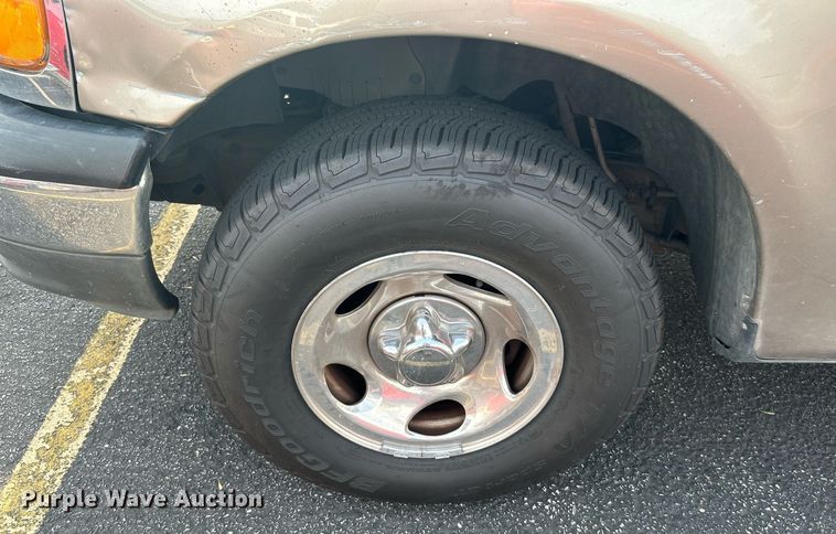 image for item MG9956 2004 Ford F150 XL  pickup truck