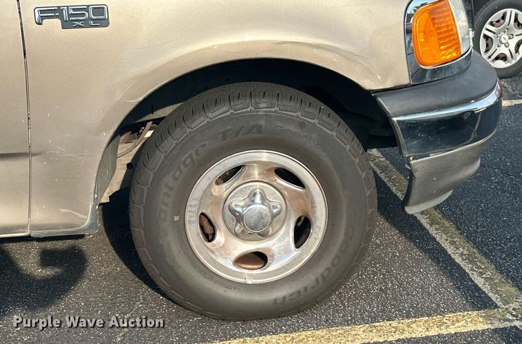 image for item MG9956 2004 Ford F150 XL  pickup truck