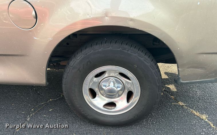 image for item MG9956 2004 Ford F150 XL  pickup truck