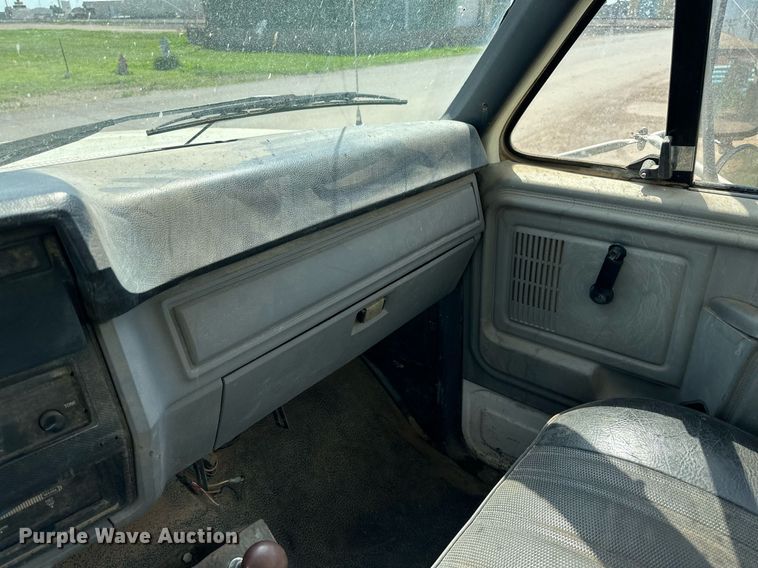 image for item NE9022 1995 Ford F700  dump flatbed truck